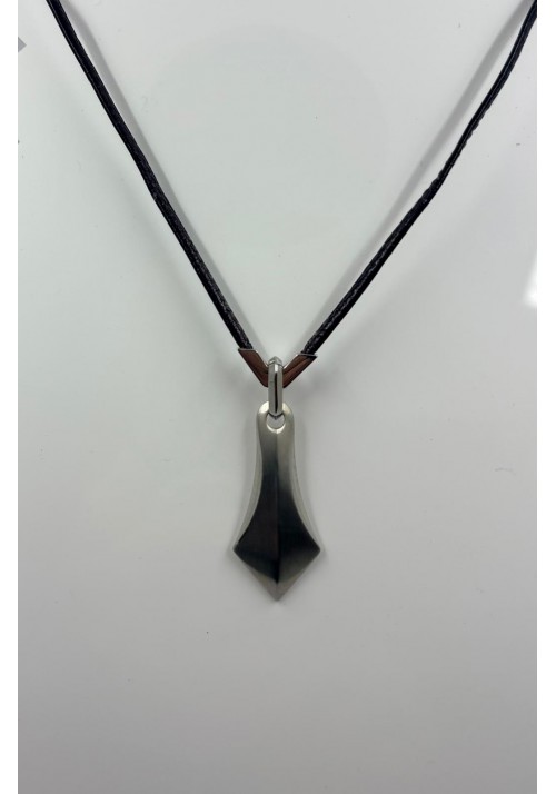 COLGANTE DE ACERO CON CORDON DE CUERO